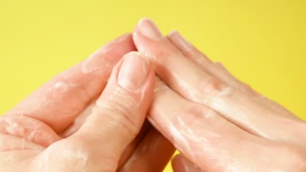 保湿化粧品クリーム ビロードスキンコンセプトを適用する女性の手 保湿と手や爪の概念の皮膚を栄養 — ストック動画