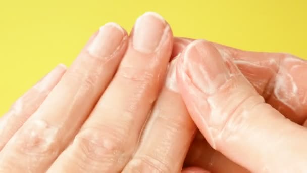 Mãos Mulher Aplicando Creme Cosmético Hidratante Conceito Pele Vilão Hidratando — Vídeo de Stock