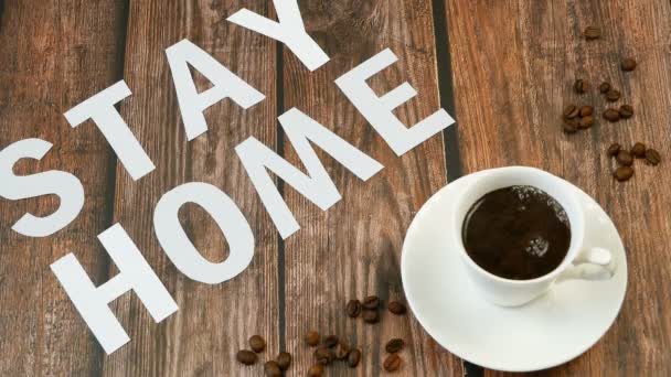コーヒー コーヒー豆 言葉のマグカップは家にいます コロナウイルスの概念 自宅隔離の概念 — ストック動画