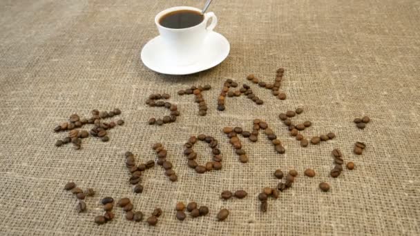 Kaffeebecher Kaffeebohnen Und Worte Bleiben Hause Coronavirus Konzept Selbstquarantäne Konzept — Stockvideo