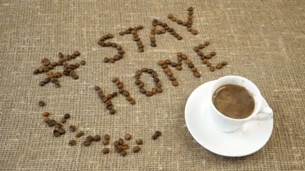 Mok Koffie Koffiebonen Woorden Thuis Blijven Coronavirus Concept Self Home — Stockvideo