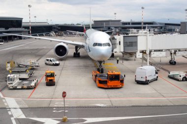 Havaalanındaki terminalin yanındaki yolcu uçağında. Havaalanındaki uçağa kargo yüklüyorum. Yolcu uçağı için uçuş servisi
