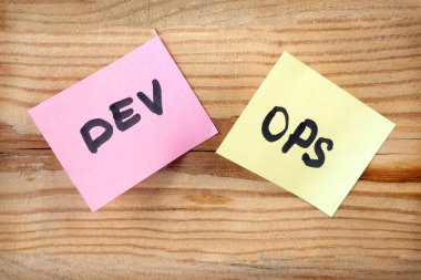 Kelimeler Dev ve Merkez tahtanın üzerinde. Yazılım mühendisliği kültürü ve yazılım geliştirme ve işletim uygulaması için DevOps kavramı