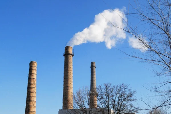 Buizen Met Grijze Rook Blauwe Lucht Torens Van Kerncentrales Tegen — Stockfoto