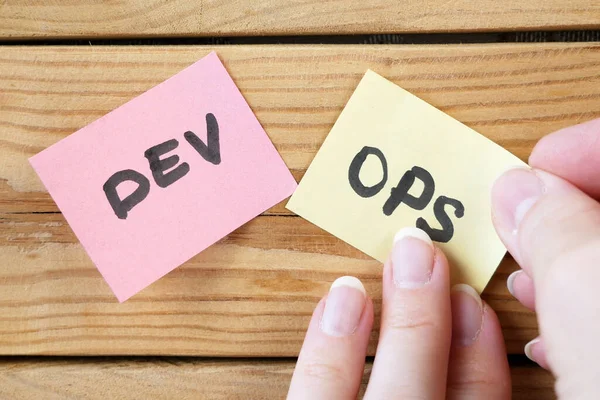 手放在字里行间Dev和Ops 软件工程文化与软件开发和运行实践的Devops概念 — 图库照片