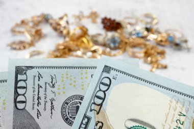 birçok altın ve gümüş mücevher ve para, rehinci konsepti, kuyumcu konsepti