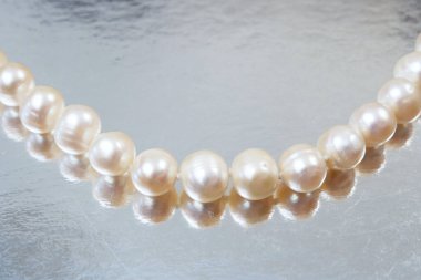 İnci kolye, mücevher denetleme ve doğrulama, rehinci konsepti, kuyumcu dükkânı konsepti.