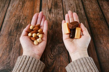 Sağlıklı ve sağlıksız gıda kavramı. Bir tarafta tatlı ve çörek, diğer tarafta organik meyve.