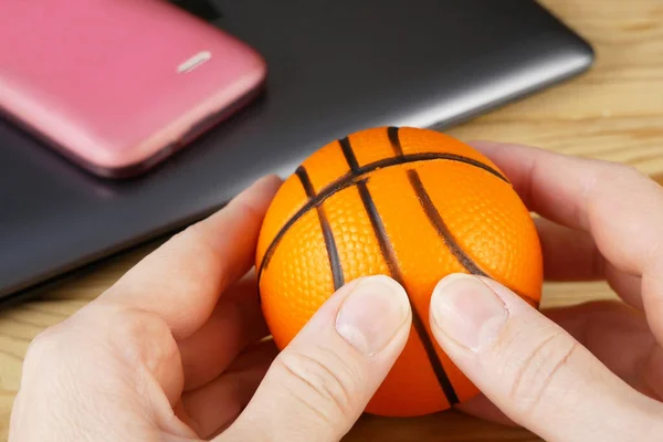 Digitales Entgiftungskonzept Person Spielt Mit Kleinem Ball Der Hand Und — Stockfoto