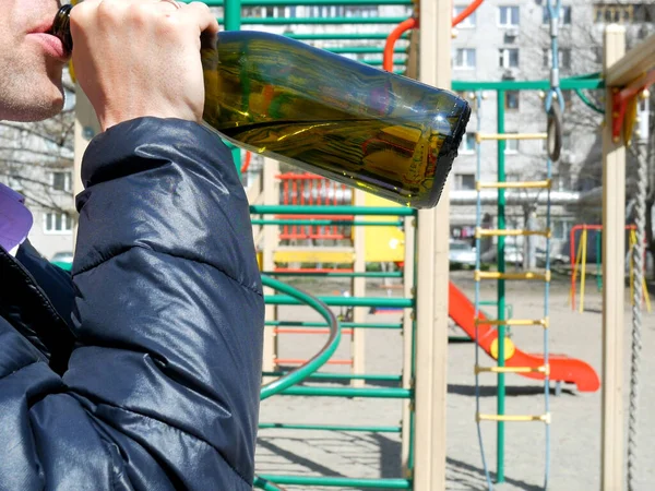 Uomo Beve Alcol Nel Parco Giochi Bambini Illegale Essere Ubriaco — Foto Stock