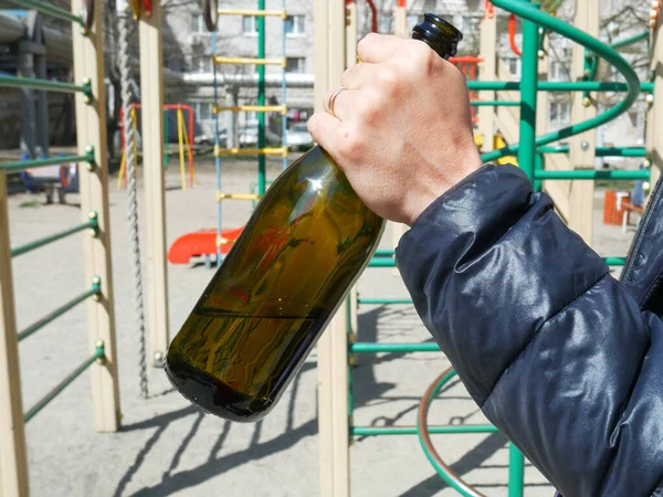 Uomo Beve Alcol Nel Parco Giochi Bambini Illegale Essere Ubriaco — Foto Stock