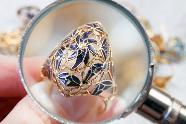 Juwelier Schaut Sich Schmuck Durch Vergrößerungsglas Auf Vintage Ring Inspiziert — Stockfoto
