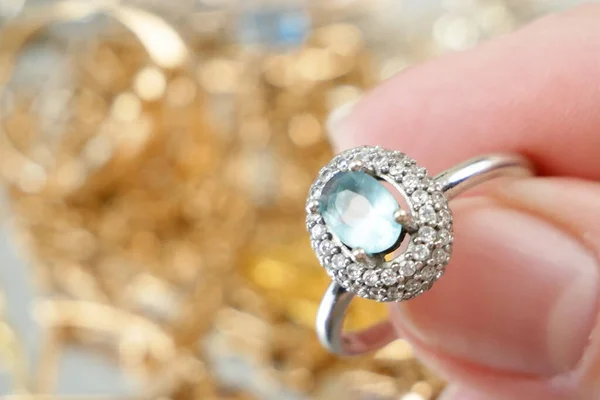 黄金の宝石の背景に大きな青いトパーズとダイヤモンドの美しいリング — ストック写真