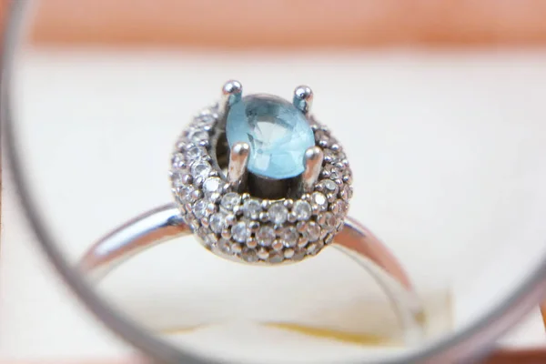 Hermoso Anillo Con Gran Topacio Azul Diamantes Caja Actual — Foto de Stock