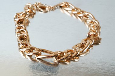 Gümüş arka planda altın zincir yakın plan, mücevher denetleme ve doğrulama, rehin dükkanında alyans