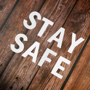 Evde kal, beyaz kağıttan, ahşap arka plandan, Coronavirus covid 'den, konsept 19' dan koruma önleminden uzak dur.