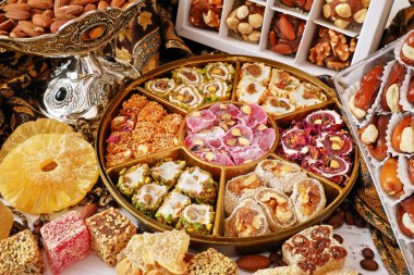 Doğu tatlısı, fındıklı, şekerli, metal vazolu, ahşap arka planda tarihler, yakın plan.