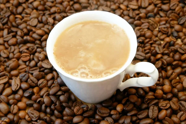 Ζεστός Νόστιμος Καφές Φλιτζάνι Κόκκους Καφέ Ξύλινο Φόντο — Φωτογραφία Αρχείου