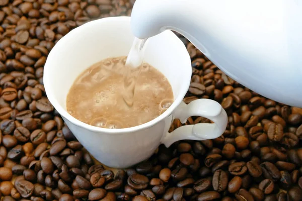 Varmt Välsmakande Kaffe Kopp Med Kaffebönor Trä Bakgrund — Stockfoto