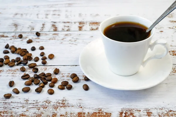 Heißer Leckerer Kaffee Tasse Mit Kaffeebohnen Auf Holzgrund — Stockfoto