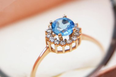 Şu anki kutusunda büyük mavi topaz olan güzel bir yüzük. 