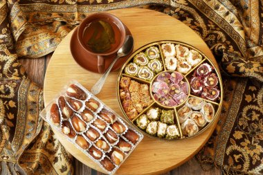 Fındık, şeker, metal vazo, çay, ahşap arka planda tarihler, yakın plan.