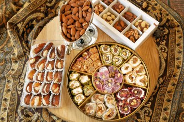 Fındık, şeker, metal vazo, çay, ahşap arka planda tarihler, yakın plan.