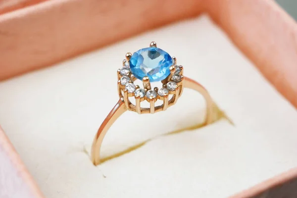 Hermoso Anillo Con Topacio Azul Grande Caja Actual —  Fotos de Stock