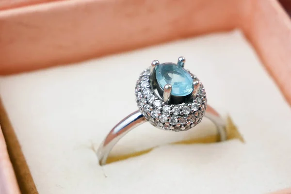 Hermoso Anillo Con Topacio Azul Grande Caja Actual —  Fotos de Stock