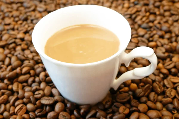 Varmt Välsmakande Kaffe Kopp Med Kaffebönor Trä Bakgrund — Stockfoto