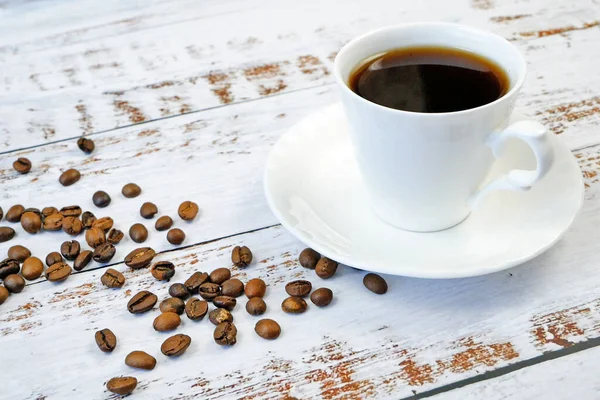 Varmt Välsmakande Kaffe Kopp Med Kaffebönor Trä Bakgrund — Stockfoto