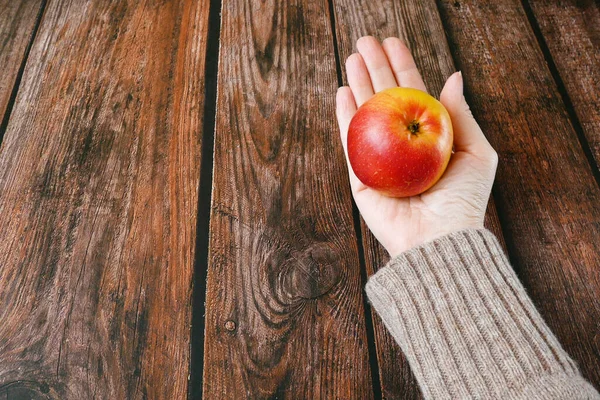 Концепция Здорового Питания Красное Яблоко Руке Женщины Деревянном Фоне — стоковое фото