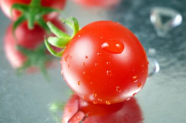 Bir sürü taze domates kiraz arkaplanı, erik domatesleri, yakın plan.