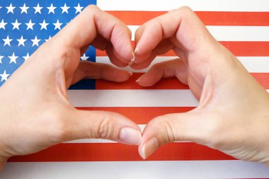 ABD 'yi seviyorum. Eller Amerikan bayrağının arka planını oluşturur. 4 Temmuz Amerikan Bağımsızlık Günü için