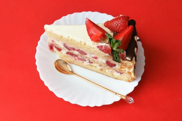 Stück Kuchen Mit Erdbeeren Und Minze Auf Farbigem Hintergrund — Stockfoto