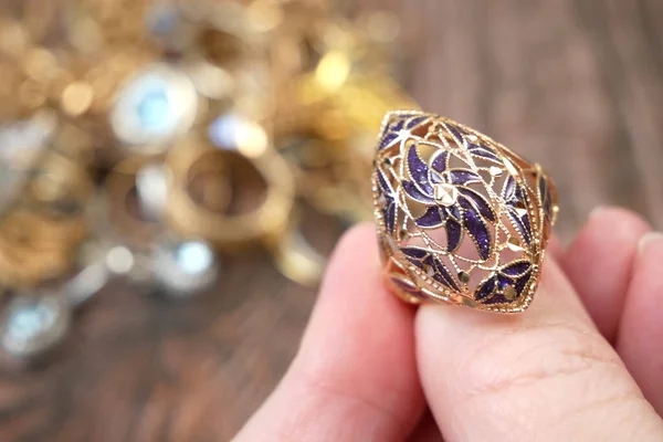 Bir Çok Altın Gümüş Mücevher Klasik Yüzük Rehinci Konsepti Kuyumcu — Stok fotoğraf
