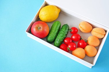 Kutunun yanında organik meyveler, çevrimiçi pazar, ev konseptinde yeşil market teslimatı, online konsept satın alma, bağış konsepti, kopyalama alanı