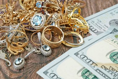 Altın, gümüş ve para mücehverleri, tefeci konsepti kuyumcu büyüteçle mücevhere bakıyor, mücevher denetliyor ve teyit ediliyor.