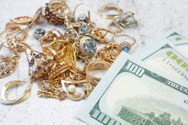 Altın, gümüş ve para mücehverleri, tefeci konsepti kuyumcu büyüteçle mücevhere bakıyor, mücevher denetliyor ve teyit ediliyor.