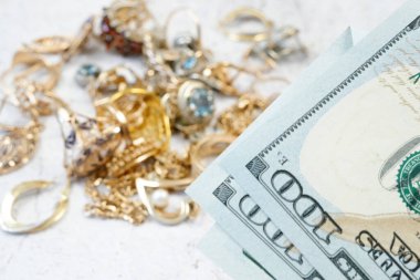 Altın, gümüş ve para mücehverleri, tefeci konsepti kuyumcu büyüteçle mücevhere bakıyor, mücevher denetliyor ve teyit ediliyor.