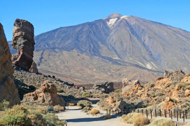 Teide Ulusal Parkı, Roque Cinchado eşsiz kaya oluşumu ünlü Pico del Teide dağ volkanı, muhteşem çöl manzarası Teide, Tenerife, Kanarya Adaları, İspanya
