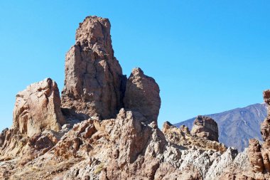 Teide Ulusal Parkı, Roque Cinchado eşsiz kaya oluşumu ünlü Pico del Teide dağ volkanı, muhteşem çöl manzarası Teide, Tenerife, Kanarya Adaları, İspanya