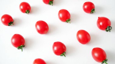 Bir sürü taze domates, kiraz, beyaz arka plan, erik domates, yakın plan.