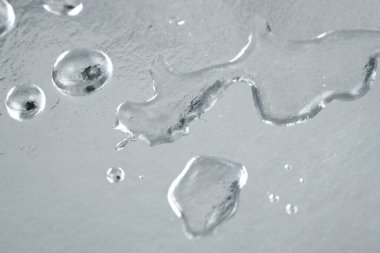 Gri metal zemin üzerinde su damlası, döndür, kapat