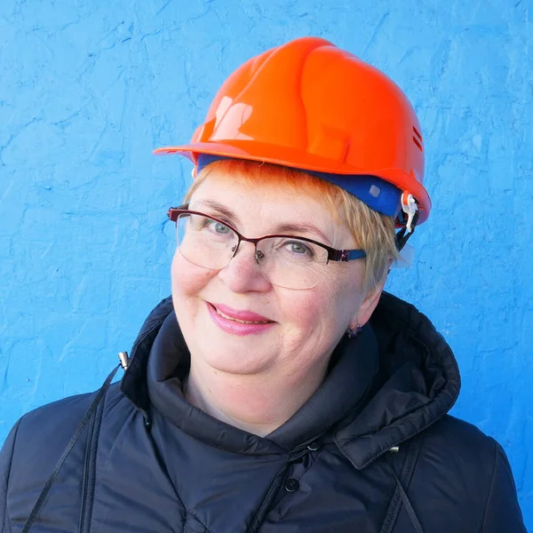 Feamle Engineer Bauhelm Auf Blauem Hintergrund — Stockfoto