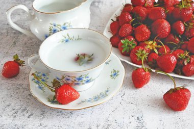 Sabah kahvaltısı taze meyve ve yoğurt ile sulu çilekler 