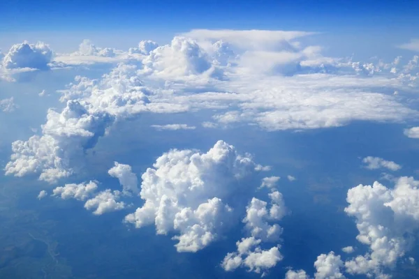 Niebo Chmurami Okna Samolotu Widok Błękitne Niebo Chmurami Podróż Koncepcji — Zdjęcie stockowe