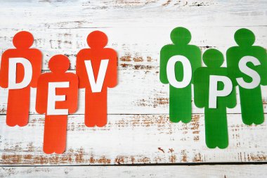 İnsanlar kelimelerle semboller ve bulmacalar yapar. Yazılım mühendisliği kültürü ve yazılım geliştirme ve işletim uygulaması için DevOps kavramı
