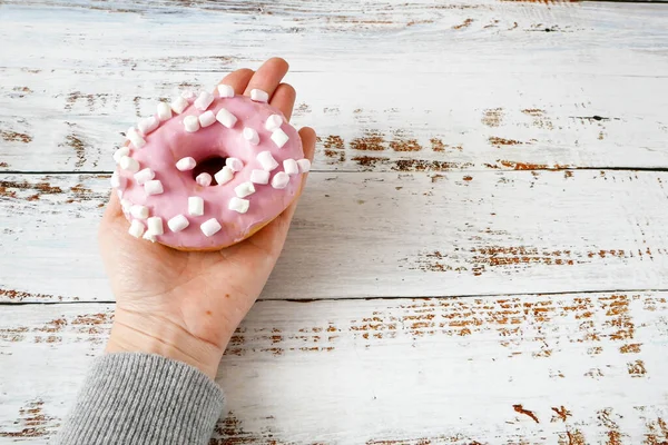 Donut Doce Mão Sobre Fundo Madeira Closeup Conceito Comida Inábil — Fotografia de Stock