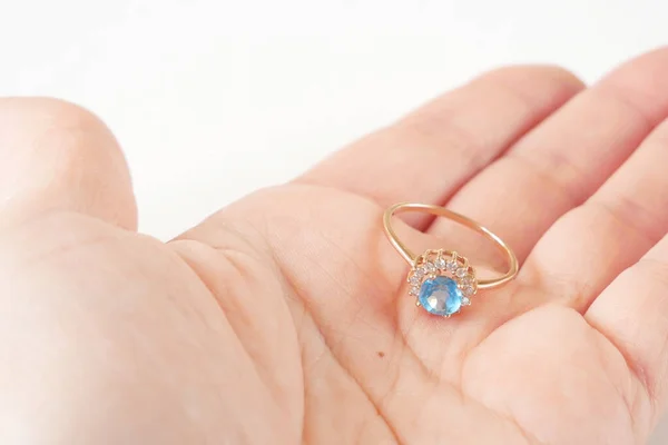 Hand Hält Goldenen Ring Mit Großem Blauem Topas Und Vielen — Stockfoto